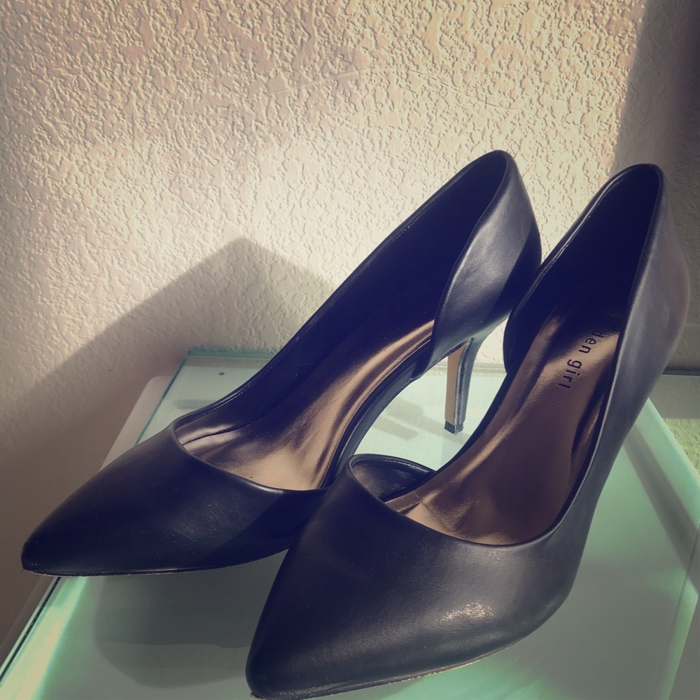 Black pumps